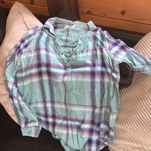 Mud flannel VNeck shirt size medium EUC